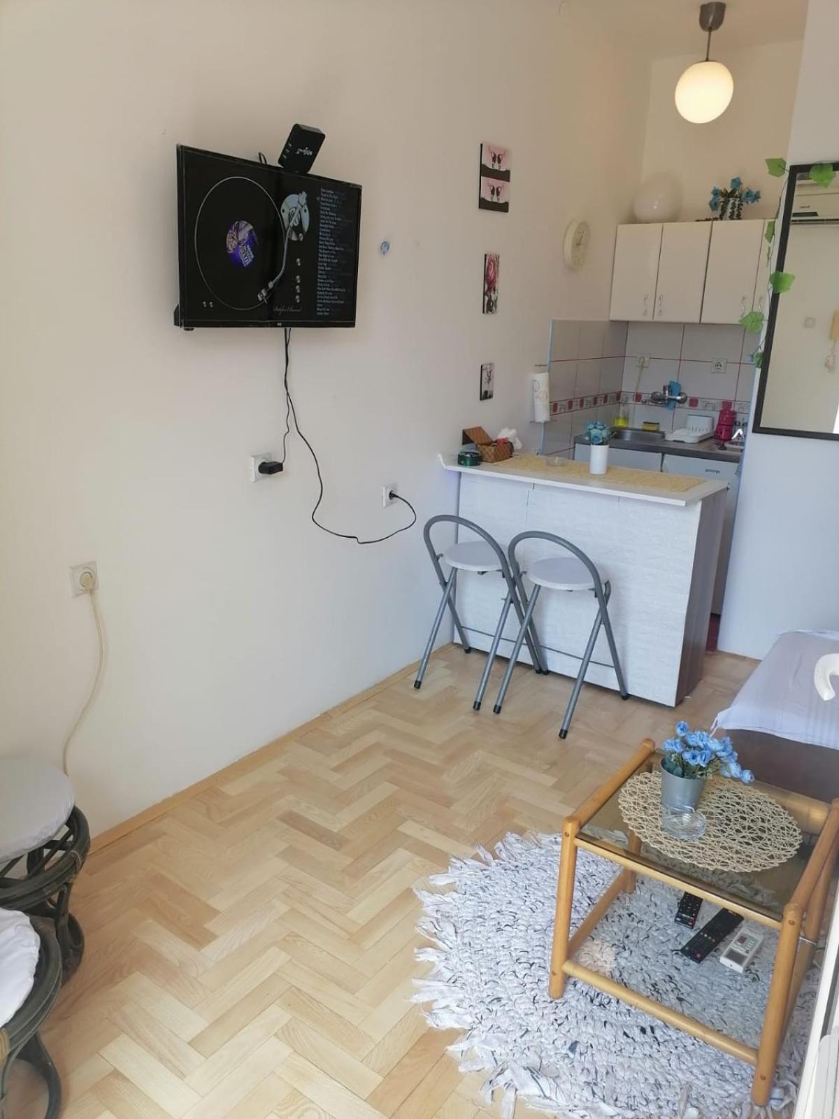 Small Low Cost Studio Belgrad Exterior foto
