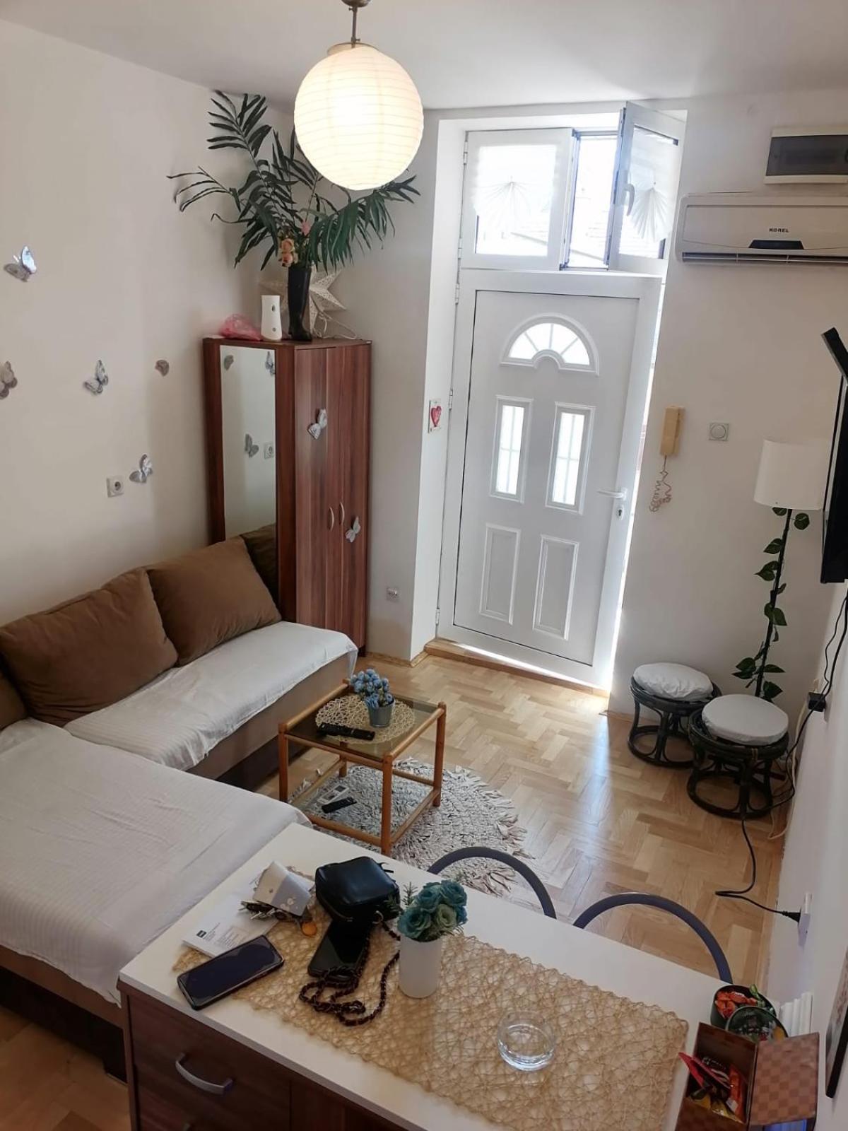 Small Low Cost Studio Belgrad Exterior foto